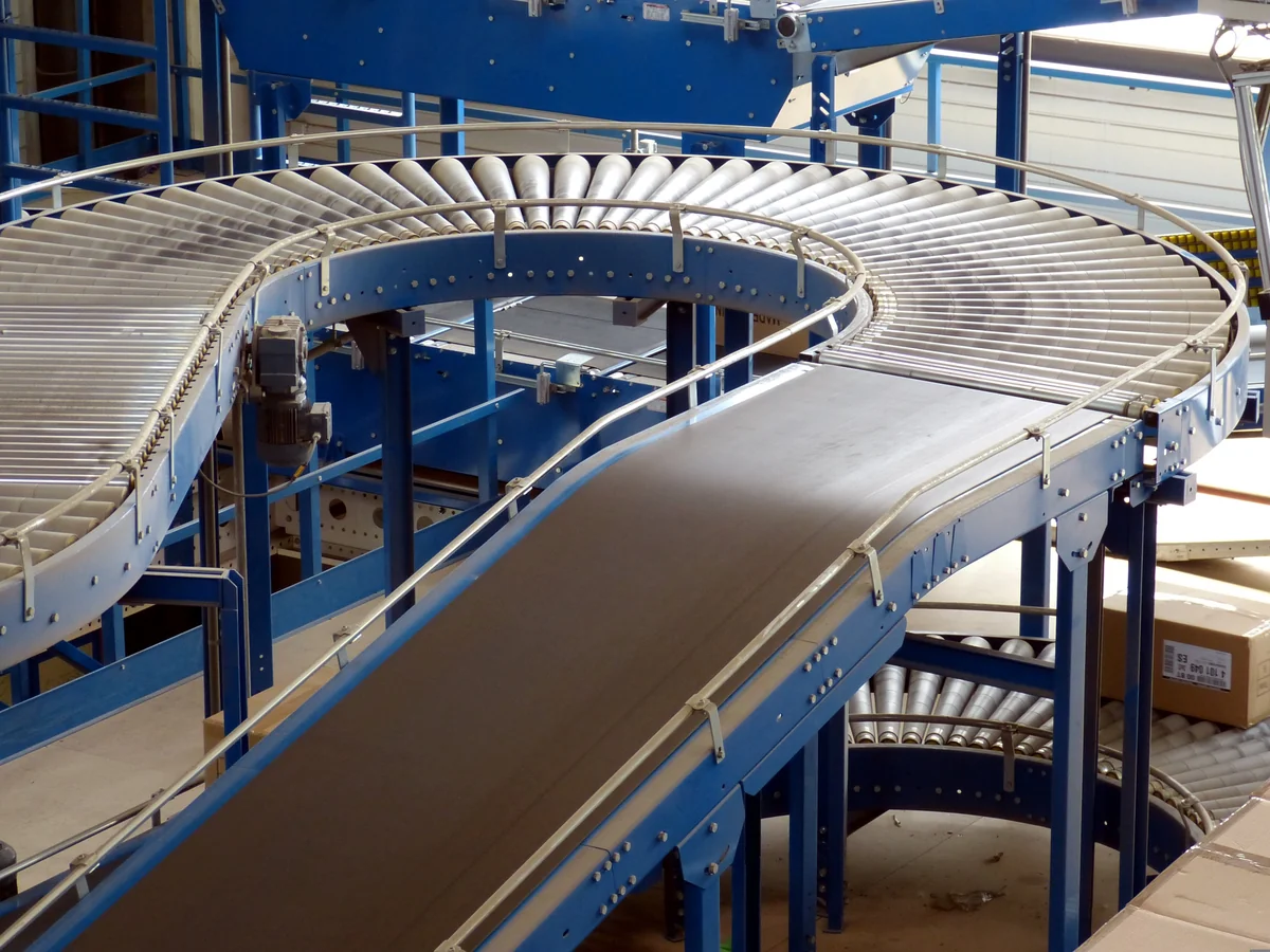 Continuous industrial mesh conveyor belt system for drying and curing